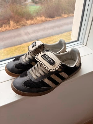 Adidas Wales bonner  - Säljer mina Adidas Wales bonner pony hair skor. Anledningen är att dom är för små på mig. De är inte så slitna men sulan har limmats och är tunn. Är 99% säker att de är äkta, allt tyder mot det.