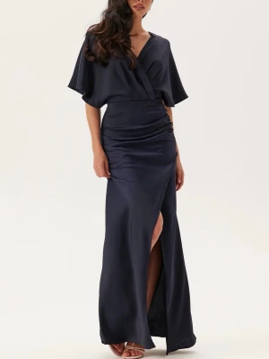 Mörkblå satinklänning  - Använd 1 gång så inprincip helt ny. Passar perfekt som balklänning osv. Nypris 1300. 