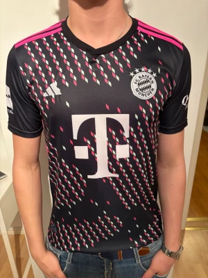 Bayern München Tröja - Rensar nu mina fotbollströjor i toppskick! Modellen på bilden är 184 och väger 80kg. Bara höra av sig vid frågor eller funderingar!