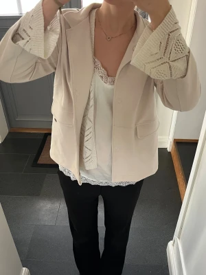 Beige trekvartsärmad vårkappa  - Beige vårkappa från Betty & Co i storlek 36. Fint skick.