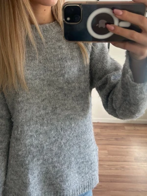 Grå stickad tröja - Söt stickad tröja från vero moda