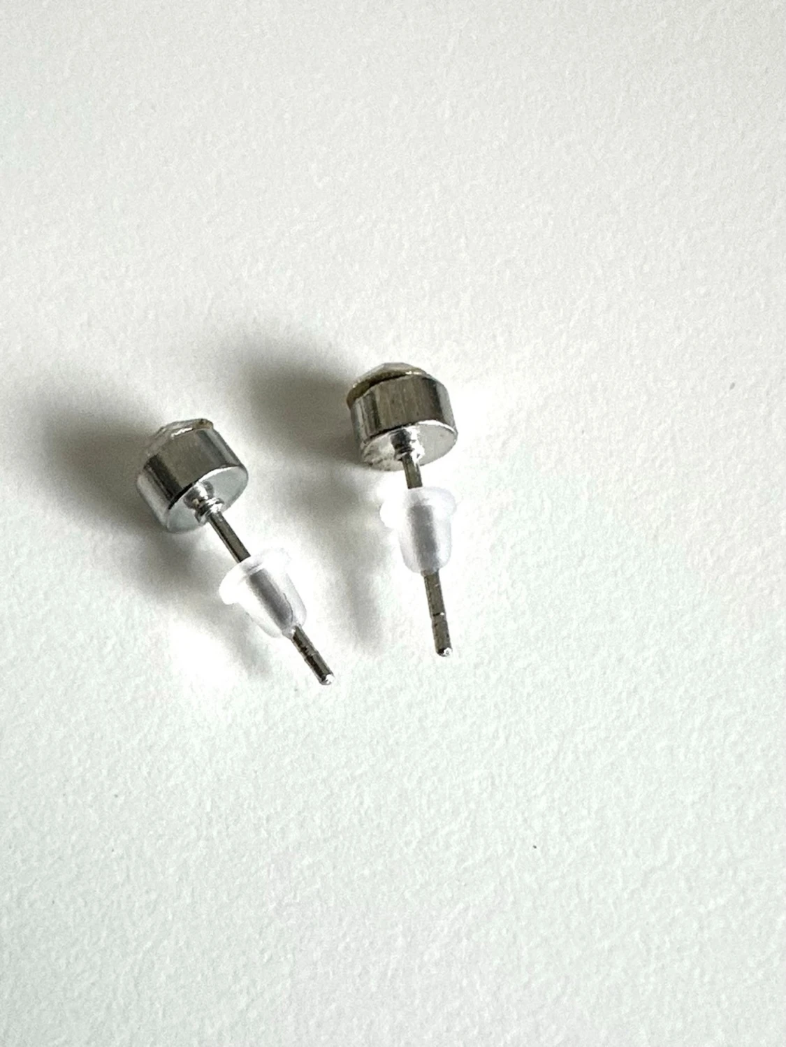 Silvriga örhängen med klar sten, helt NYA - 1