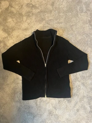 Svart full zip hoodie  - Säljer en svart full zip hoodie ifrån märket Lindbergh passar till alla tillfällen. Skick 10/10 använd någon gång bara nypris - 799kr säljs - 349kr hör av dig vid minsta fundering!☑️