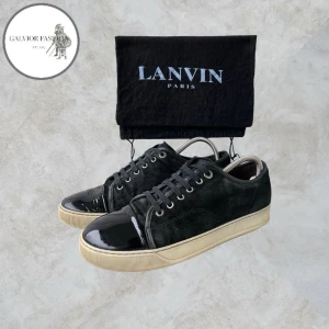 Lanvin skor med glans - Lanvin skor i storlek 6 (motsvarar ca 40–41). Skick 6,5–7/10 med tydligt användningstecken men fortfarande bra helhetsintryck. Ena skon har en repa i glansen där översta lacklagret släppt (se bild 3). Sulan är något nedsliten, mockan har tappat lite färg på vissa ställen, normal slitage efter mycket användning. I övrigt bra skick och mycket kvar att ge. Endast skor samt dustbag ingår. Nypris cirka 4 000–6 000 kr | Vårt pris 1 499 kr. Alla följare får rabatt, så följ!