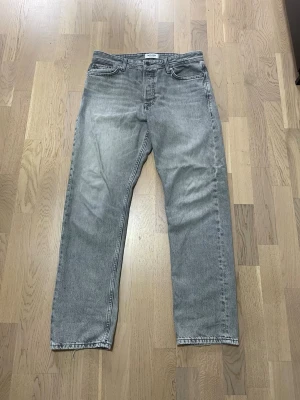 Grå raka jeans från Jack and Jones🤩 - Snygga grå jeans i tvättad denim 👖✨  Ett par stilrena grå jeans med snygg tvätt som ger en modern och clean look. Perfekta till både vardag och mer uppklädda outfits. Enkla att matcha med hoodie, t-shirt eller skjorta.  • Färg: Grå / washed grey   • Modell: Klassiska jeans   • Passform: Rak / regular fit   • Skick: Bra skick men en liten deffekt på bild 4! • Bekvämt och slitstarkt denimtyg    Passar perfekt till sneakers eller boots och funkar året runt i garderoben. 