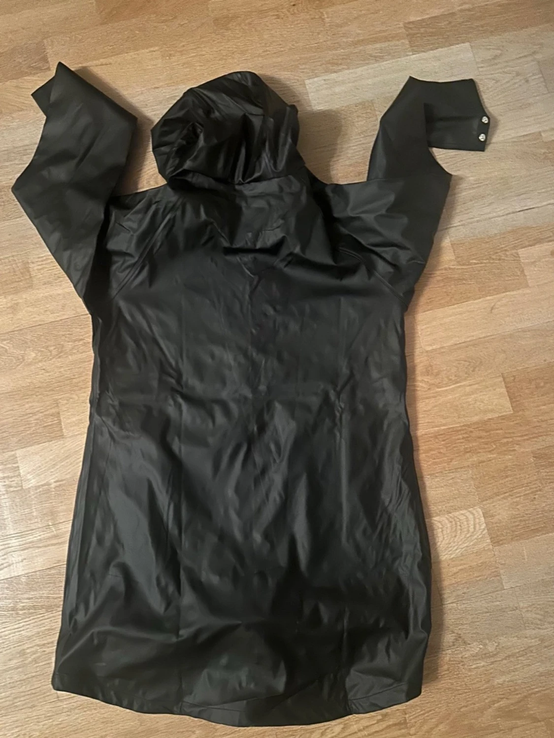 Svart regnjacka med huva - 1