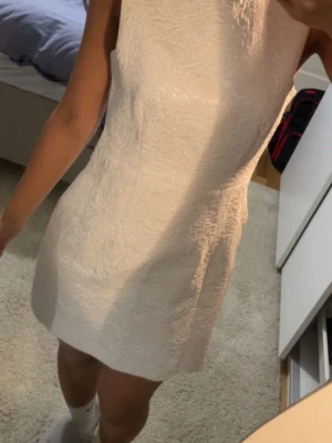 Ljus ärmlös kortklänning - Säljer en jättefin klänning som passar bra till både fest och vardags. Använd 1 gång💕passade fint på mig som har storlek S!!