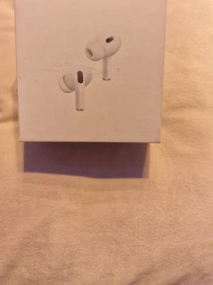 Apple AirPods Pro 2 USB-C - Säljer ett par Apple AirPods Pro (2nd generation) med MagSafe-laddningsetui och USB-C. De är vita, har en stilren och kompakt design och levererar grymt ljud med brusreducering. Perfekta för musik, poddar och samtal. Levereras i originalförpackning.