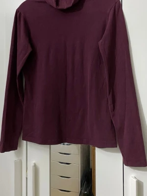 Mörklila tröja med huva - Som ni ser har den inga fläckar eller skador, är jättefin och har använt få gånger för den var stor på mig. 