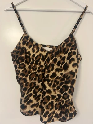 Leopardmönstrad linnetopp från Sisters Point - Superfin fest topp!🪩 Nästintill oanvänd och i superbra skick. Tveka inte på att höra av er om ni har frågor🤎
