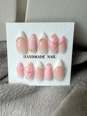 Rosa och vit french press on nails  - Egen gjorda press om nails med rosa och vit inspiration med 3d dekoration  Mått: 15mm, 10,5mm, 12,5, 11mm, 9mm 