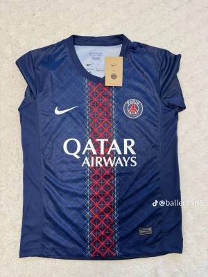 PSG matchtröja blå Nike - Stilren och högkvalitativ fotbollströja inspirerad av Paris Saint-Germains senaste design. Tröjan är tillverkad i ett bekvämt och ventilerande material som passar både för träning och vardagsbruk. Storlekar: S, M, L Skick: Ny