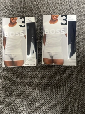  t-shirts från BOSS, 6-pack  - Säljer ett 6-pack klassiska t-shirts från BOSS i 100% ekologisk bomull. T-shirtsen har rund hals, normal passform och är perfekta som basplagg. Snygg och enkel design med diskret BOSS-logga. Perfekt till alla tillfällen! I storlek M