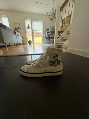 Isabel marant skor🥰 - Jätte fina skor från isabel marant. Nytt skick och har knappt använts pga att de inte passar mig så bra. Skriv om du har frågor❤️