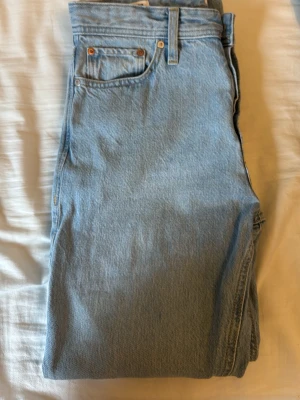 Ljusblå jeans från Jack & Jones - Snygga ljusblå jeans från Jack & Jones i klassisk femficksmodell. Jeansen har raka ben, normal midja och är tillverkade i slitstark denim. Perfekta för en avslappnad och trendig look.