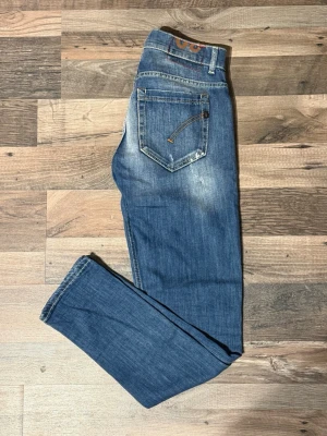 Dondup George | W30 - Dondup George | W30 | feta slitningar, men även lite färg stänk vilket gör de sällsynta | Mått: 99cm längd, 37cm midja | Modell: George | öppen för prisförslag | hör av er vid minsta lilla fråga eller fundering!