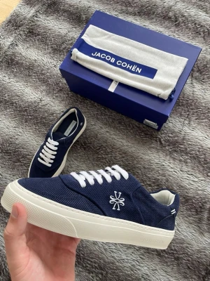 Jacob Cohen Skor  - Hej! Säljer nu dessa väldigt snygga och eftertraktade Jacob Cohen skor! Skorna är slutsålda överallt och går inte att få tag på… Skorna är perfekt nu till våren. Storlek 41.5 Skick: 10/10 helt nya med og Nypris: 6000 kr Säljs för: 2299 kr