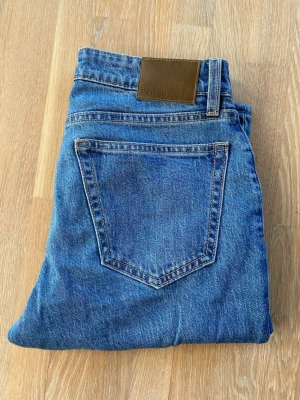 Vailent straight jeans - Klassiska raka jeans från vailent i storlek xs men skulle säga typ W30 L30. Skicket är fint, hör av er om ni har några frågor!😊
