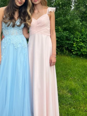 Ljusrosa balklänning - Ljusrosa balklänning köpt på JJ’s house 🩷Endast använd en gång, i fint skick. Finns några små tecken på användning längst ner på klänningen men inget som syns. Passar mig som är 170 cm perfekt i längden ☺️Storlek S