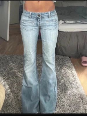 Ljusblåa jeans  - Skitsnygga ljusblå jeans! Jag köpte de på plick men tyvärr var de för korta för mig så därav jag säljer! 💕 Bara skriva för fler bilder och mått💕