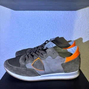 PHILIPPE MODEL SNEAKERS - Juvligt snygga Philippe model’S i fint skick inga skador eller liknande fräscha som fan