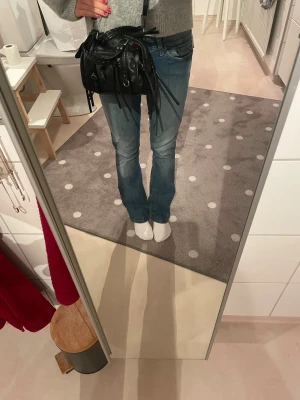 Blå bootcut jeans från Levi's - Snygga levis jeans som tyvärr inte kommer till användning