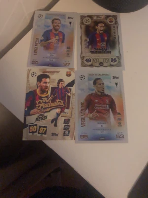 Fyra fotbollssamlarbilder Topps - Säljer fyra fotbollssamlarbilder från Topps med olika spelare i färgglada matchtröjor. Korten har unika designer och visar statistik samt klubbmärken. Perfekt för dig som gillar att samla på fotbollskort eller vill utöka din samling.