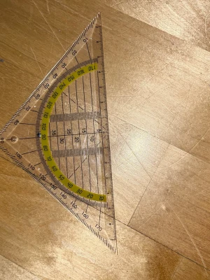 Kolmioviivain - Tosi vähälle käytölle jäänyt kolmioviivain. Muutama naarmu löytyy, mutta muuten hyvä kuntoinen. Eläintalous MMM Katsothan myös muut ilmoitukseni Tarjoa 