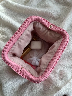 Virkad väska - Detta är ett exempel på väskor som jag tänk sälja. Just denna är inte till salu men skriv om du är intresserad och om du vill ha nån annan färg eller med handtag.