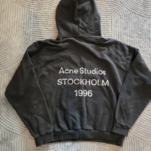 Acne Studios hoodie  - Svart hoodie från Acne Studios i storleken S. Den är helt ny och aldrig använd tidigare. Meddela gärna om du är intresserad.