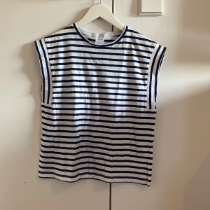 Randig ärmlös topp från Zara - Snygg ärmlös topp från Zara med klassiskt marinblått och vitt randigt mönster.💙🤍