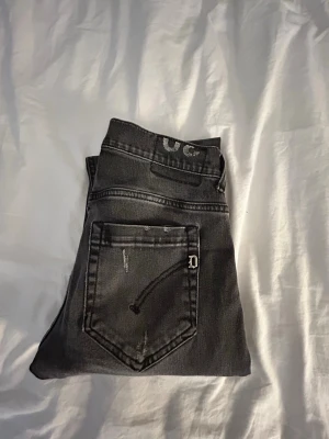 Dondup George Jeans - Dondup George Jeans, trendiga och eftertraktade jeans i storlek 30, Mörkgråa och stilrena jeans! Skriv vid funderingar!