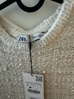 Klänning Zara  - En vit/off white klänning i stl S från Zara som är helt ny säljs för 350 kr. 