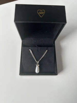 Pearl tear necklace - Ett halsband från Maria Nilsdotter ”pearl tear necklace”. Storlek 45. Knappt använt därav de fina skicket. Originalpris 2595kr + frakt. Allt medföljer 💓💓