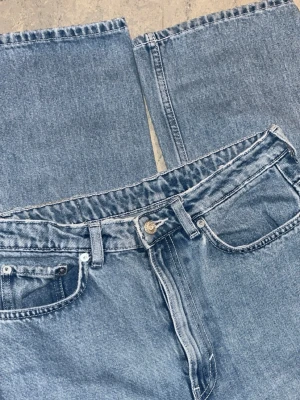 Straight jeans Weekday - Klassiska raka, högmidjade blå jeans från Weekday i modellen ”Rowe”. Står storlek 28/30. Inga defekter eller tecken på användning, säljer då jag föredrar lågmidjade jeans. Kan självklart diskutera pris, hör av dig vid frågor!🩵