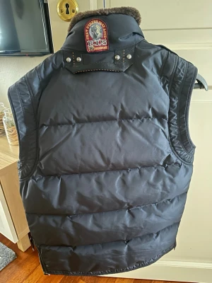 Parajumper väst - Hej, jag säljer min Parajumper-väst som inte kommer till användning längre. Den är fin och fräsch. Det är inget fel på västen – jag säljer den eftersom jag inte använder den längre och den är för liten för mig. Kontakta mig gärna om ni har frågor eller vill ha mer information.