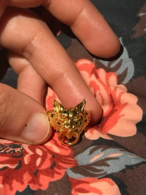 Guldfärgad ring med lejonhuvud - Ring Maria Nilsdotter. Ny pris 5000kr