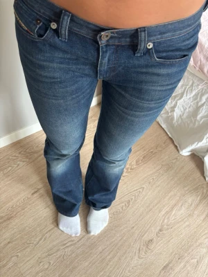 Blå bootcut jeans från disel - Snygga blå bootcut jeans från disel. Jeansen är små i storlek jag är 165 och har storlek s/m och de är bra i längden men för små i låren😊