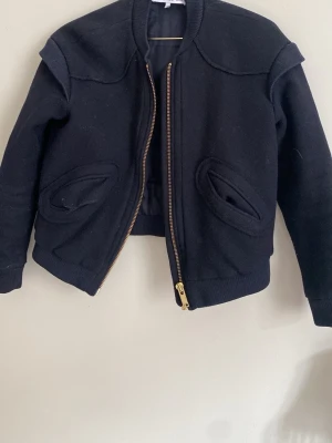 Supersnygg bomberjacka & other stories - Säljer denna supersnygga bomberjacka från & other stories då den tyvärr inte kommer till användning. Storleken är 36 men passar även xs-m