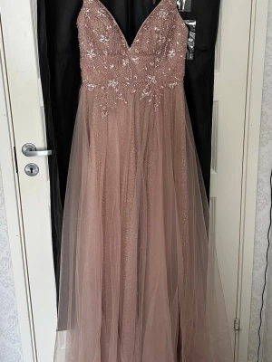 Balklänning  - Superfin balklänning från Christian Koehlert                          Använd två gånger, mycket bra skick                                               Nypris: 4,999 kr