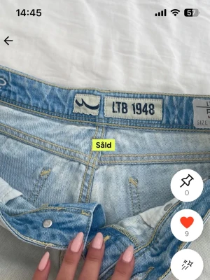 Ljusblå jeansshorts från LTB - Säljer dessa as snygga shorts från LTB, de är lågmidjade med jätte söta broderade blommor på. Köpta här på Plick men som nya, inga defekter alls!! Står XS i dem men lite för stora för mig som har Xs, skulle därför säga att de passar S mer💗