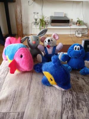 Samling mjukisdjur i olika färger - Säljer en samling mjukisdjur i olika färger och former, bland annat fisk, kanin, delfin, flodhäst och fantasidjur. De flesta är gjorda i mjukt tyg och har glada färger som blå, rosa, gul, röd och vit. Perfekt för dig som gillar söta och roliga gosedjur!