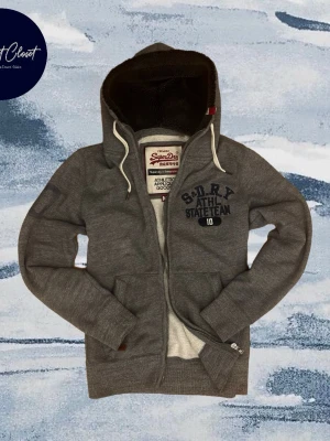 Superdry tjock tröja - En stilren superdry hoodie/ zip up som är perfekt för vintern | Size M och passar true to size | Mycket bra skick 