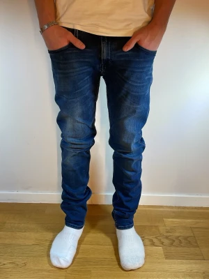 Replay Anbass jeans - Replay Anbass jeans i storlek W30 L32. Har Tyvär nåra små fläckar vid framsidan, inget man märker när dom är på. Vid mer frågor eller bilder är det bara att skriva!