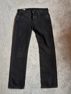 Levis 501   - Gråa/svarta Levis 501. Storlek w30 L32. I princip helt nya.