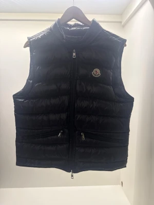 Moncler väst - Säljer nu denna feta Moncler fest, Skriv för fler bilder/frågor😊