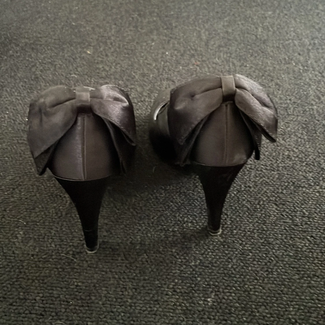 Svarta pumps med rosett - 1