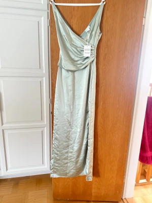 Vacker mintgrön/ turkos långklänning💕 - Köpte denna inför balen, men använde aldrig. Den sitter jättefint på och är perfekt nu inför sommaren💕 Köptes för ca 1600kr😊