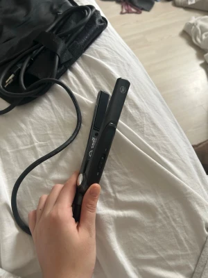 Svart plattång från Björn Axén Tools - Säljer en svart plattång från Björn Axén Tools. Plattången har en smal och stilren design med keramiska plattor och en lång sladd. Kommer med ett svart värmeskyddande fodral med Björn Axén Tools-logga. Perfekt för att styla håret snabbt och enkelt.