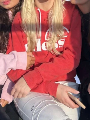Röd hoodie från Ellesse - Jätteskön röd hoodie med signatur trycket från Ellesse.